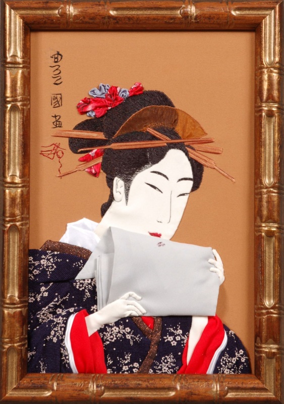 Красавица, вытирающая губную помаду