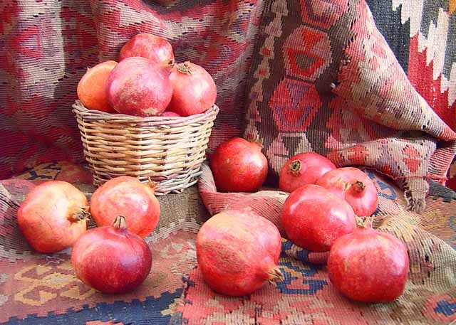 Натюрморт с гранатами