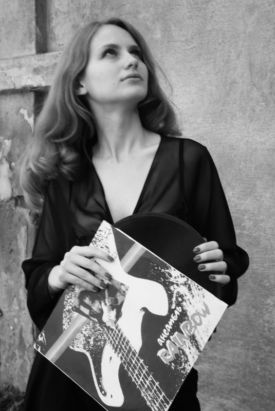 Девушка с винилом