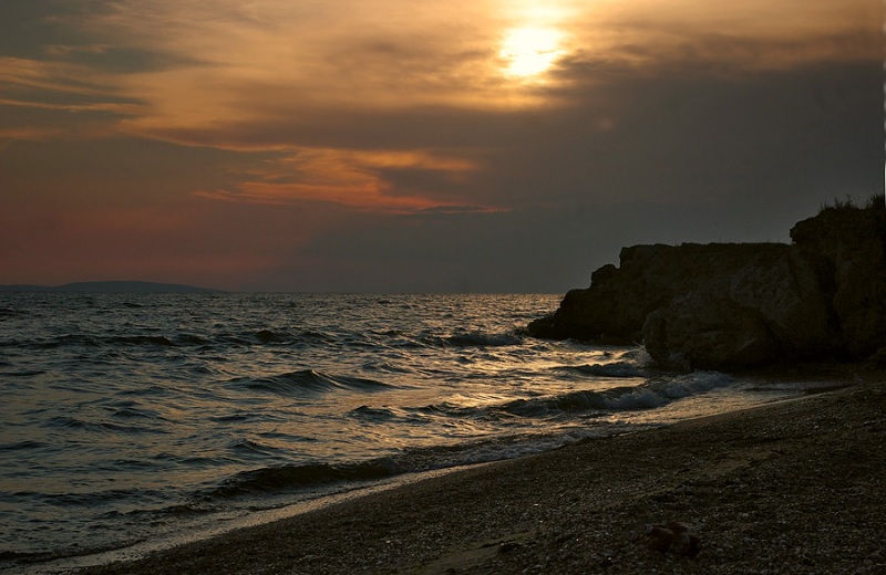 Немного штормит.