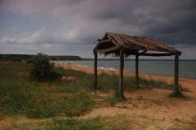 Хмурый день на пляже.