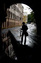 Силуэт под мостом.