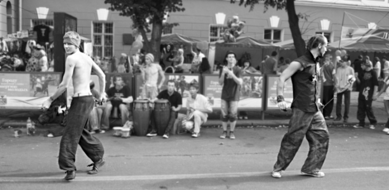 монохромные люди вокруг..