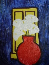 Пять белых цветов возле окна