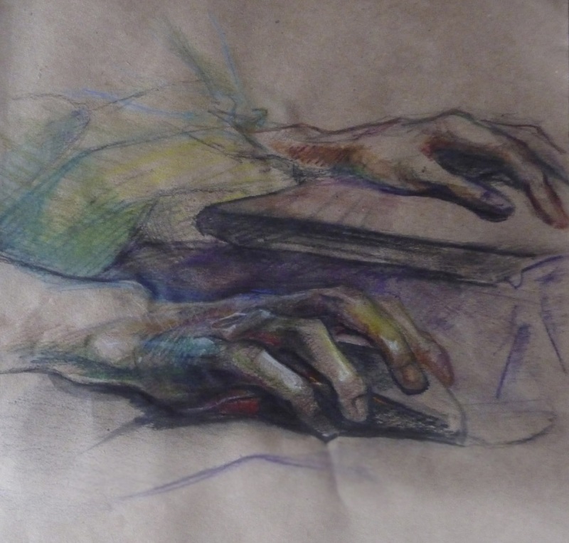 Руки на ноутбуке.