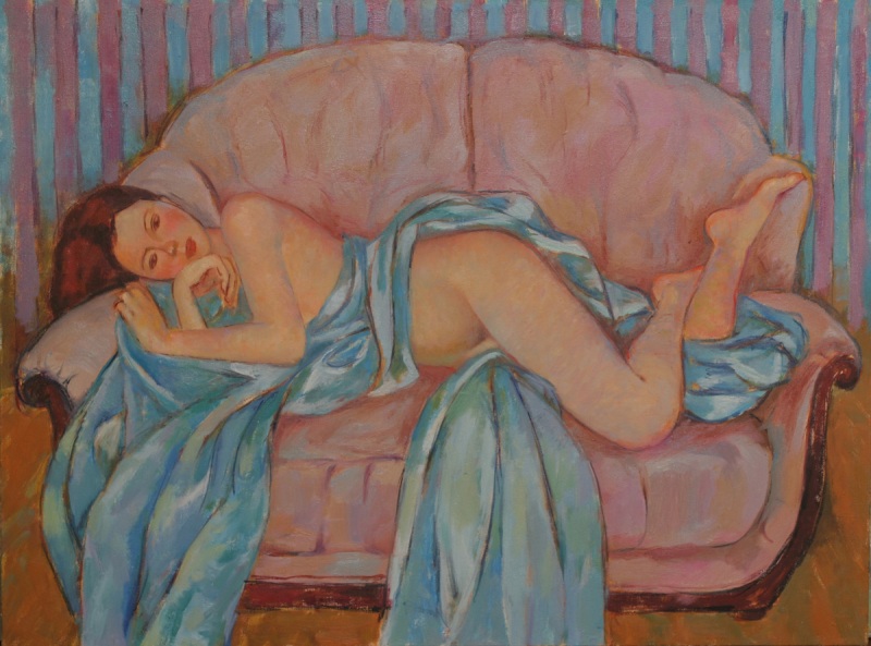 Лежащая на диване