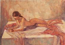 Лежащая на подиуме