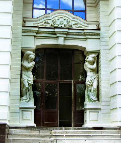 Вход с атлантами