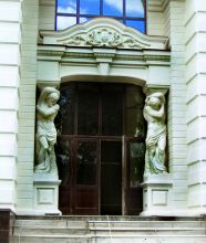 Вход с атлантами