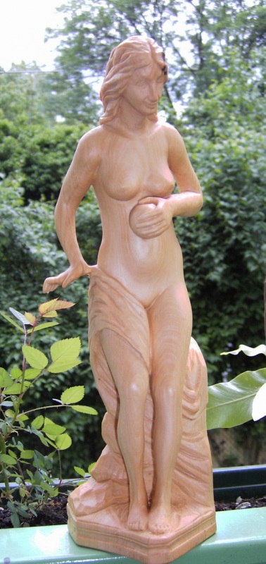 Нимфа с яблоком