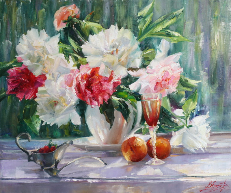 Пионы на окне освещённые солнцем