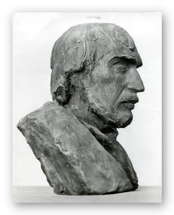 Скульптор  Михаил Салычев.