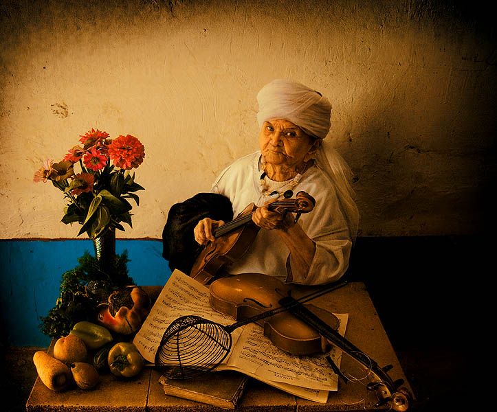 бабушка с лютней
