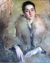 Девушка в накидке из меха