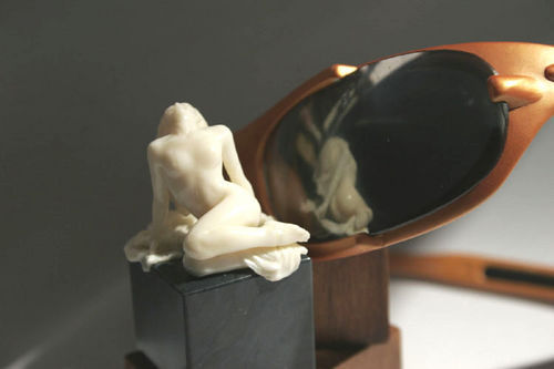 Девушка на кубе