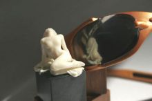 Девушка на кубе