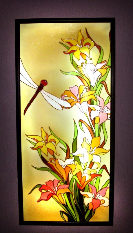 Витраж в нише стены