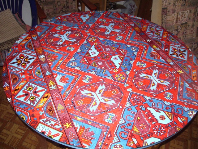 роспись стола в духе пакистаского ковра.