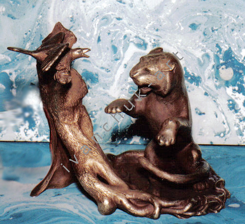 Тигр у дерева